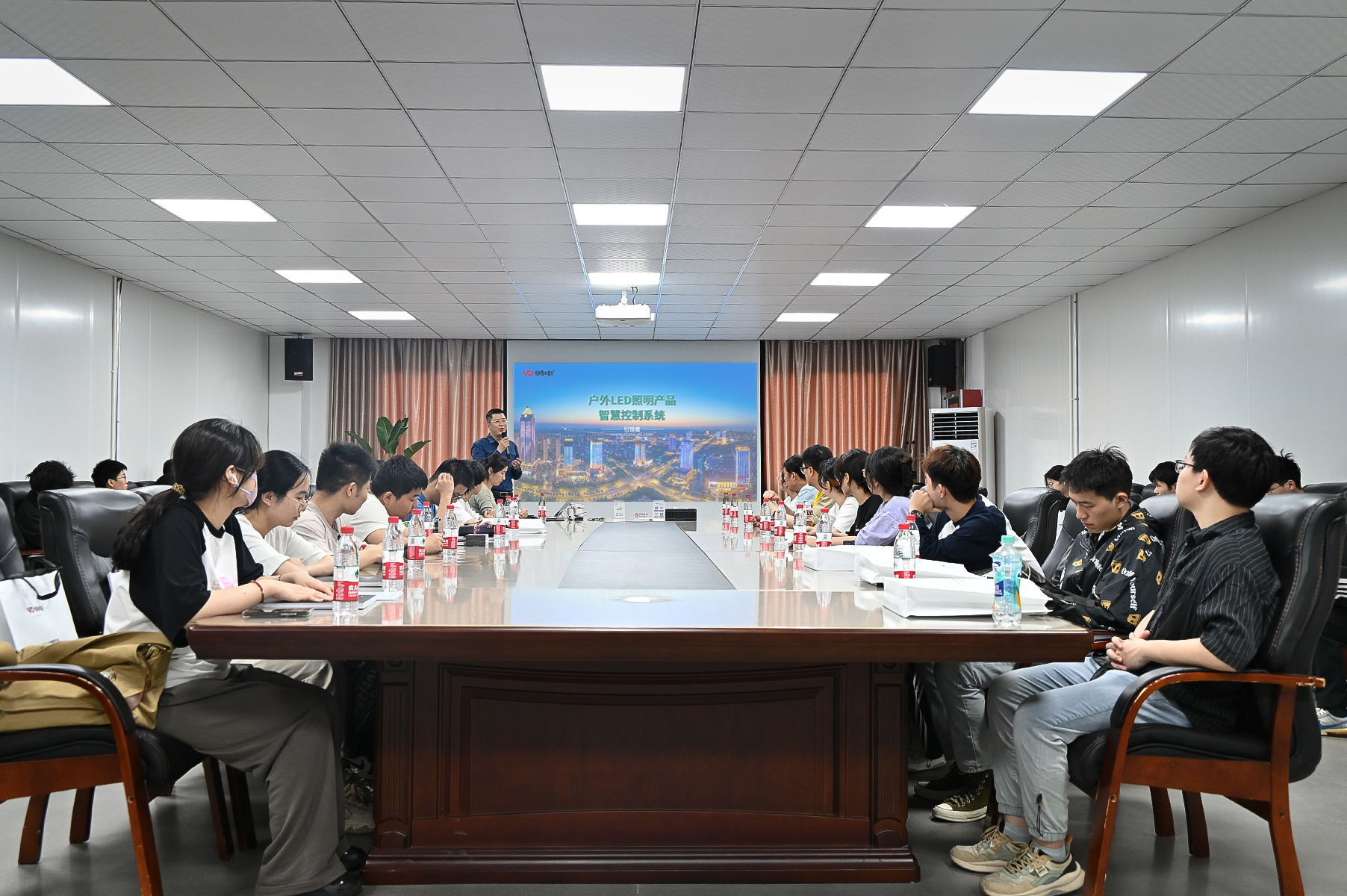 浙江理工大學(xué)學(xué)子走進(jìn)勇電，探索智慧光影科技