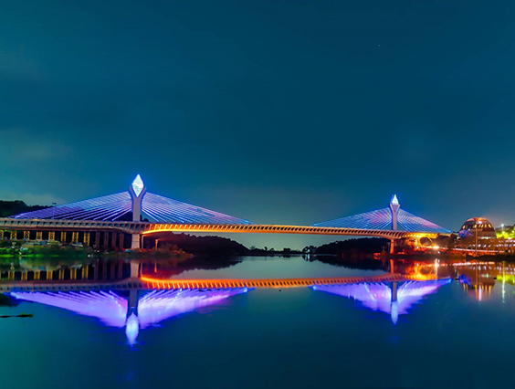 轟動印度，當?shù)厥鬃鶚蛄篖ED燈光秀—Durgam Cheravu Bridge